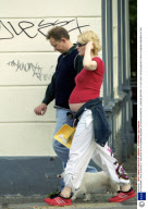 A PREGNANT CATE BLANCHETT  WALKING WITH HUSBAND ANDREW UPTON IN ISLINGTON , LONDON, BRITAIN - 13 OCT 2001