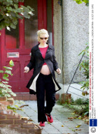 A PREGNANT CATE BLANCHETT  WALKING WITH HUSBAND ANDREW UPTON IN ISLINGTON , LONDON, BRITAIN - 13 OCT 2001