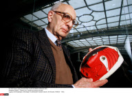 FRANCE : Claude Levi- Strauss en seance de pose