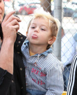 Kingston Rossdale freaks out!!!!!