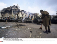 ROUMANIE : Bucarest, Place de la Republique, apres la bataille