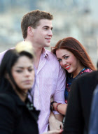 EXCLUSIVE : Miley Cyrus shooting in Paris with her boyfriend australian actor Liam Hemsworth
