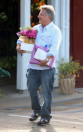 DUSTIN HOFFMAN OPENS NEW FLOWER SHOP