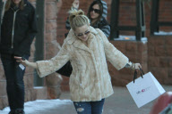 *EXCLUSIVE* Kate Hudson shops for pears on Christmas Eve.
