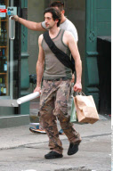 EXCL.: Actor ADRIEN BRODY in a mesh tank top - fashion DO or DON'T