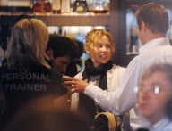 KYLIE MINOGUE AND BOYFRIEND DINE OUT 