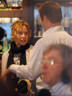 KYLIE MINOGUE AND BOYFRIEND DINE OUT 