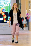 Dakota Fanning Shops At The Mall