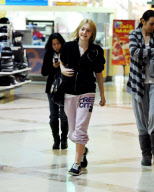 Dakota Fanning Shops At The Mall