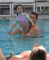 Hugh Jackman and his daughgter Ava in the pool