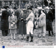 Horseracing At Aintree 1956 - Queen Elizabeth Ii Princess Margaret And The Queen Mother Talk To Devon Loch's Jockey Dick Francis Just Before The Race Devon Loch Is The Queen Mother's Horse.