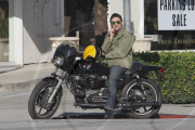 Olivier Martinez attempts to make a phone call the Safe Way