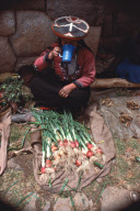 ONIONS, AMERINDIAN, MARKET DAY, CHINCHEROS, CUZCO, PERU