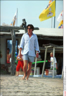 ST TROPEZ:HUGH GRANT SUR LA PLAGE DU CLUB 55.