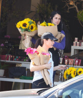 EXCLUSIVE Sandra Bullock buys flowers, gives hugs
