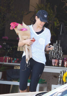 EXCLUSIVE Sandra Bullock buys flowers, gives hugs
