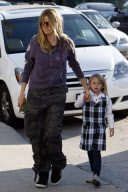 Model-mom HEIDI KLUM picks up JOHAN and LENI from martial arts classes
