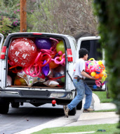 EXCLUSIVE Jennifer Love Hewitt prepares for her mom's b-day party