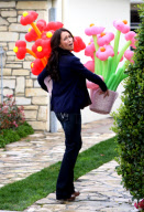 EXCLUSIVE Jennifer Love Hewitt prepares for her mom's b-day party