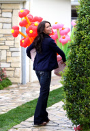 EXCLUSIVE Jennifer Love Hewitt prepares for her mom's b-day party