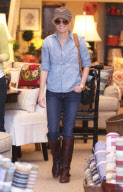 Reese Witherspoon gets ice cream and goes furniture shopping