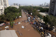 Major pipeline bursts lose millions of litres of water in Mumbai, India - 25 Mar 2010