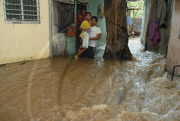 Major pipeline bursts lose millions of litres of water in Mumbai, India - 25 Mar 2010