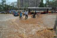 Major pipeline bursts lose millions of litres of water in Mumbai, India - 25 Mar 2010