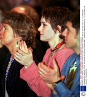 WINONA RYDER WATCHES AS HER BOYFRIEND MATT DAMON IS NAMED ARTIST OF THE YEAR BY THE HARVARD FOUNDATION.