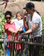 EXCLUSIVE... Exclusive...Halle Berry, Gabriel Aubry & Nahla Enjoy A Family Day At The Zoo!