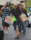 Renee Zellweger Shops at Ralphs