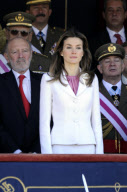 PRINCESS LETIZIA OF SPAIN dons an elegant white business suit and attends the Royal Guards Flag Ceremony