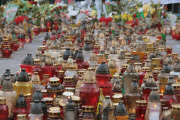 Flowers and tributes are laid at the Presidential Palace for victims of the Smolensk plane crash, Warsaw, Poland - 15 Apr 2010