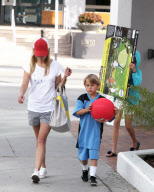 Reese Witherspoon takes the kids and new man shopping - Part 2