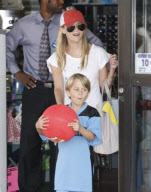 Reese Witherspoon takes the kids and new man shopping - Part 3