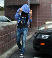 EXCLUSIVE Zac Efron hides while leaving the hospital