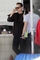 Tom Hanks Gets Ready to Act With Julia Roberts By Stratching his Nose