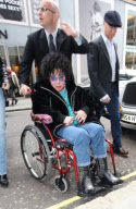 EXC ELIZABETH TAYLOR IN LONDON