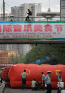 Man threatening suicide dragged to safety by police officers, Kunming, Yunnan province, China - 10 May 2010