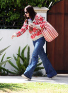 Liv Tyler Rushes Out of the House