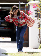 Liv Tyler Rushes Out of the House