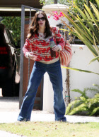 Liv Tyler Rushes Out of the House