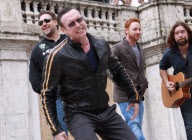 Russell Crowe singing on the Spanish Steps in Rome, Italy - 15 May 2010