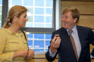 Prince Willem-Alexander and Princess Maxima taste Garlic Tea in Shanghai at World Expo
