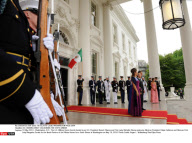 DC: OBAMAS GREET CALDERONS FOR STATE DINNER