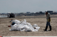 LA: OIL WASHES ASHORE ON GRAND ISLE, LOUISIANA