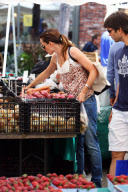 Natural beauty JENNIFER GARNER takes her cute daughters to a local farmers market