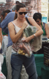 Natural beauty JENNIFER GARNER takes her cute daughters to a local farmers market