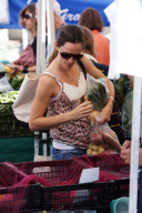 Natural beauty JENNIFER GARNER takes her cute daughters to a local farmers market