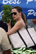 Natural beauty JENNIFER GARNER takes her cute daughters to a local farmers market